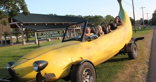 Xe hình quả chuối: Trái cây luôn là nguồn cảm hứng đối với những người sáng tạo xe. Banana Car được xây dựng bởi một người Anh lập dị Steve Braithwaite. Ông đã dành 25.000 USD để sửa đổi chiếc Ford F-150 đời 1993 thành quả chuối màu vàng lớn. Điều đáng nói, Banana Car là chiếc xe được chạy hợp pháp trên đường và có đầy đủ giấy đăng ký.